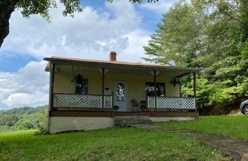 Wolfe Cottage | Shinbrier Cottages guest house lodging in Bramwell