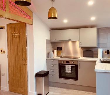 Redruth Ski Chalet | SHINE CHALET - UNIQUE & COMFORTABLE ACCOMMODATION