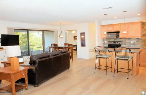 West Des Moines Condo | Shining 2-bedroom Long Term Condo with Office in West Des Moines