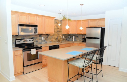 West Des Moines Condo | Shining 2-bedroom Long Term Condo with Office in West Des Moines