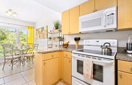 Gulf Gate Estates Apartment | Shiny oasis with lake view