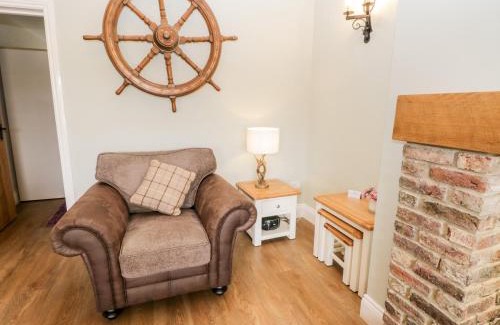 Ruswarp House | Shipswheel Cottage at Broadings Farm