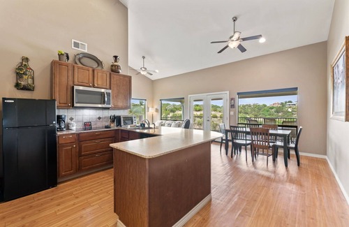 Lago Vista House | Shiraz Haus - Unit B
