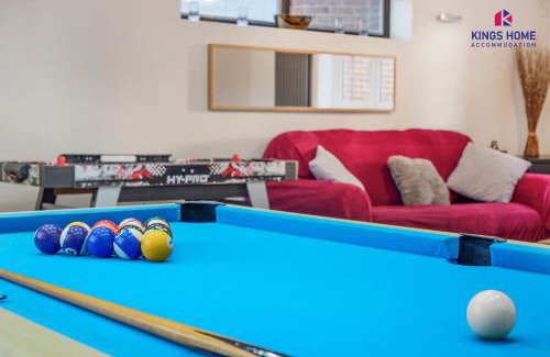 Altwood House | Shirley - Games room with private parking x4 - Work stays and Families