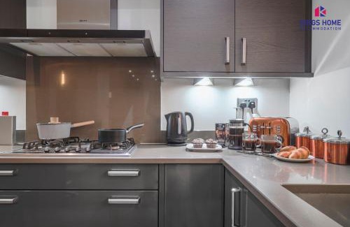 Altwood House | Shirley - Games room with private parking x4 - Work stays and Families