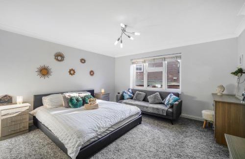 Altwood House | Shirley - Games room with private parking x4 - Work stays and Families
