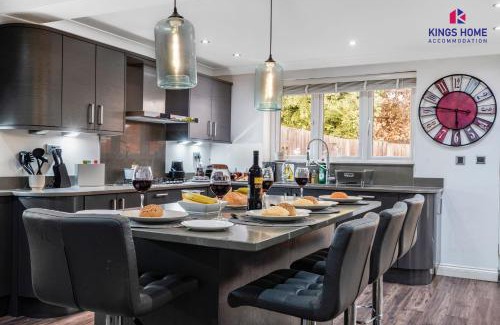 Altwood House | Shirley - Games room with private parking x4 - Work stays and Families