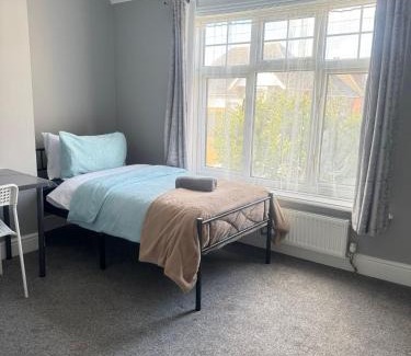 Shirley House | Shirley House 6, Guest House, Self Catering, Self Check in with smart locks, use of Fully Equipped Kitchen, close to City Centre, Ideal for Longer Stays, Excellent Transport Links