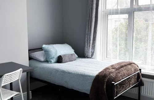 Shirley House | Shirley House 6, Guest House, Self Catering, Self Check in with smart locks, use of Fully Equipped Kitchen, close to City Centre, Ideal for Longer Stays, Excellent Transport Links