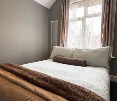Shirley House | Shirley House 6, Guest House, Self Catering, Self Check in with smart locks, use of Fully Equipped Kitchen, close to City Centre, Ideal for Longer Stays, Excellent Transport Links