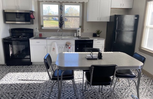 Roanoke Cottage | Shirley's Cottage - breakfast not included