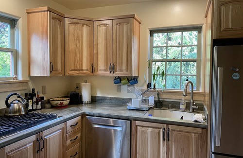 Corvallis Cottage | ShiShi's Cottage-Walk to OSU