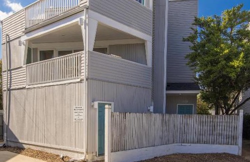 Northeast Virginia Beach House | Shoot The Breeze - North End VB