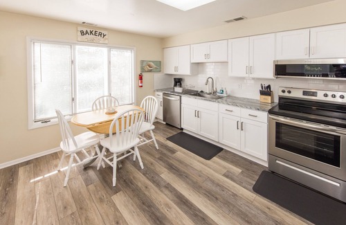 Northeast Virginia Beach House | Shoot The Breeze - North End VB