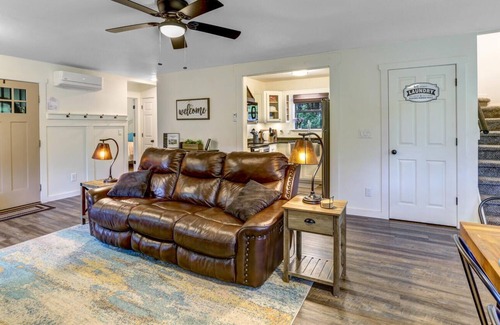Hayesville Cabin | Shooting Creek Cottage Walk n' Creek Fronatge! Close to Lake Chatuge! Fish WiFi