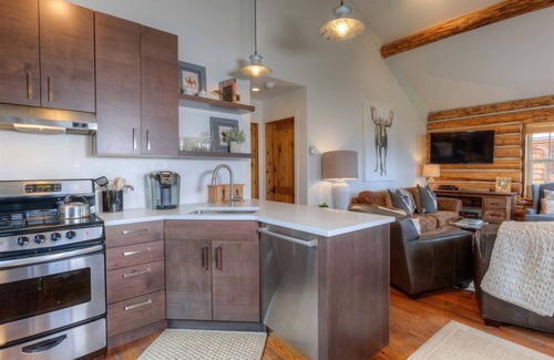 Big Sky Cabin | Shooting Star Cowboy Heaven Cabin, Ski-in/ski-out, Firepit, Views, Hot Tub
