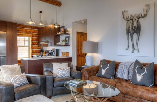 Big Sky Cabin | Shooting Star Cowboy Heaven Cabin, Ski-in/ski-out, Firepit, Views, Hot Tub