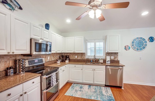 Trafalgar Cottage | Shop, Dine & Unwind Poolside: Cape Coral Retreat!