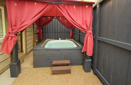 Woodlake - Briar Meadow Apartment | Shop, Soak &Sleep Galleria 3BR Retreat Private Jacuzzi
