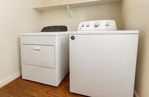 Woodlake - Briar Meadow Apartment | Shop, Soak &Sleep Galleria 3BR Retreat Private Jacuzzi