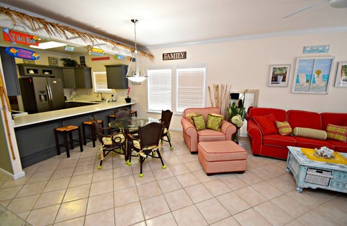 Gulf Shores Condo | Shopping ~ Dining ~ Fun in the sun 🌞 Hurry, Don't Walk, RUN! 🌴