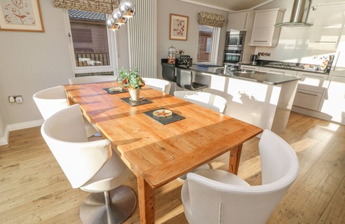 South Lakeland Leisure Village Cottage | SHORE BEATS WORK - CAPENWRAY 10 in South Lakeland Leisure Village