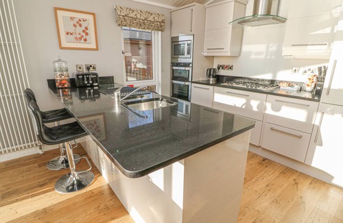 South Lakeland Leisure Village Cottage | SHORE BEATS WORK - CAPENWRAY 10 in South Lakeland Leisure Village