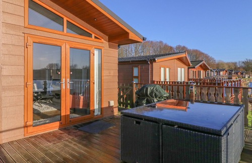 South Lakeland Leisure Village Cottage | SHORE BEATS WORK - CAPENWRAY 10 in South Lakeland Leisure Village