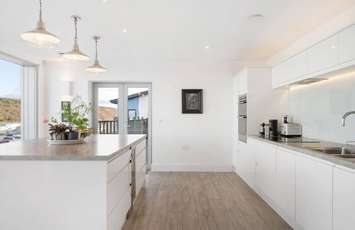 Portreath Apartment | Shore Edge sits on one of the most enviable locations in the quaint village of Portreath, overlookin