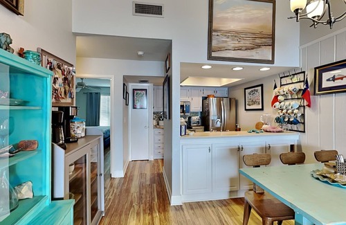 Harbor Oaks Condo | Shore Enuff Lil' Bay | Bay Views, Community Pool!