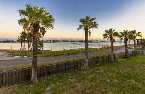 Harbor Oaks Apartment | Shore Enuff Lil Bay
