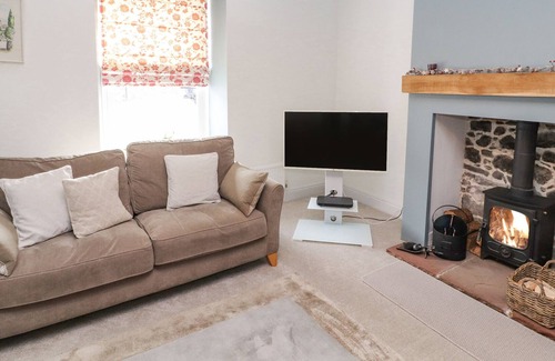 Wigton Cottage | SHORE GATE HOUSE, family friendly, with hot tub in Kirkbride