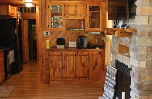 Nancy House | "Shore Thing", Cozy Lake Cumberland Cabin - Hot Tub, Fire Pit, Minutes from Lake