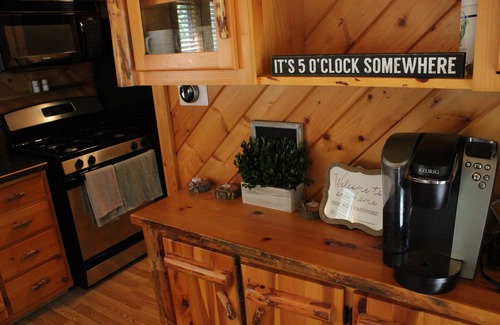 Nancy House | "Shore Thing", Cozy Lake Cumberland Cabin - Hot Tub, Fire Pit, Minutes from Lake