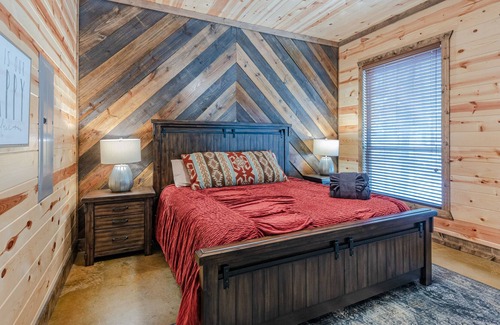 Broken Bow Cabin | Shore to Please is a brand new luxury Waterfront Cabin!