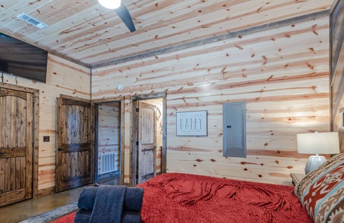 Broken Bow Cabin | Shore to Please is a brand new luxury Waterfront Cabin!