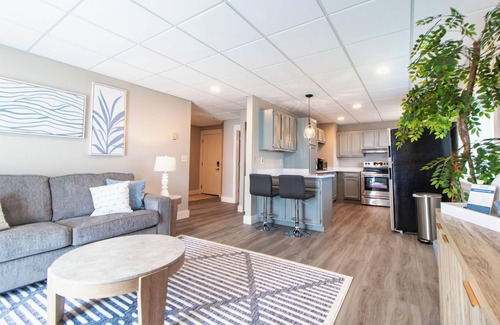East Hillside Apartment | Shore View Haven | In the Heart of Downtown