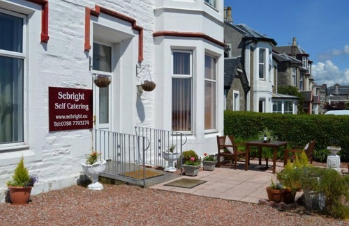 Kilmun Apartment | Shorefront apartment with private parking 200m town centre Dunoon, sea views