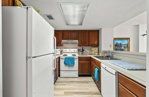 Crescent Beach Apartment | Shoreham I 4B- Oceanfront 3BR/2BA- Pool