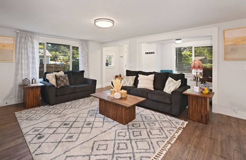 Shoreline House | Shoreline 2/3 Bedroom Bungalow close to Seattle Area Hospitals and Venues