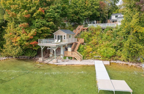 Oro-Medonte House | Shoreline city escape property steps from Lake Simcoe- w. boathouse and hot tub!