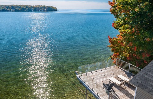 Oro-Medonte House | Shoreline city escape property steps from Lake Simcoe- w. boathouse and hot tub!