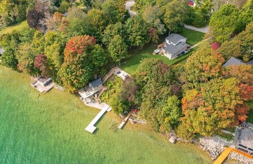 Oro-Medonte House | Shoreline city escape property steps from Lake Simcoe- w. boathouse and hot tub!