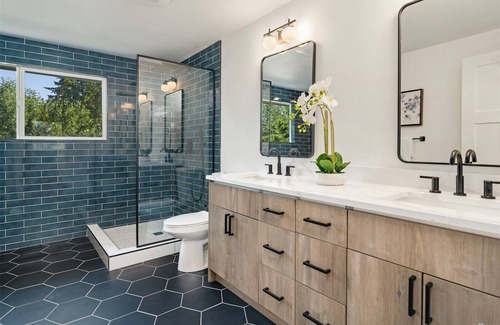 Meridian Park House | Shoreline Escape-Modern Retreat