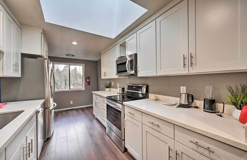 Shoreline House | Shoreline Home w/Deck ~ 14 Mi to Downtown Seattle