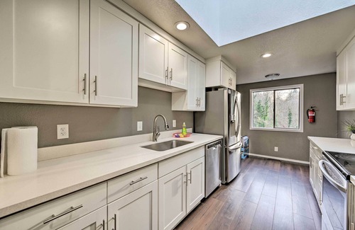 Shoreline House | Shoreline Home w/Deck ~ 14 Mi to Downtown Seattle