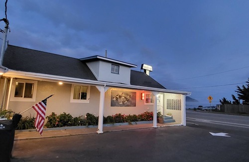 Port Orford Apartment | Shoreline Inn & Suites-new, modern! Right across from Battle Rock, ocean & beach