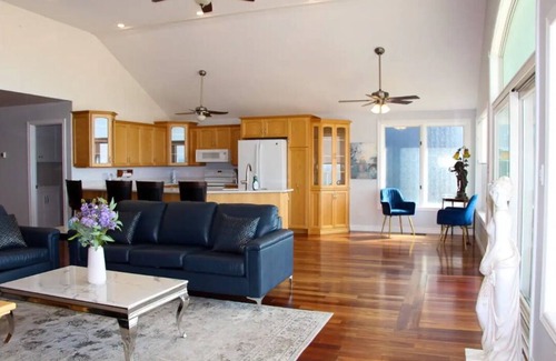 Grand Bend Cottage | Shoreline Palace- 6 bdrm 3 bath, Beachfront, Indoor swim spa, Games Room +morenn