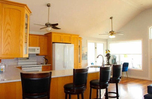 Grand Bend Cottage | Shoreline Palace- 6 bdrm 3 bath, Beachfront, Indoor swim spa, Games Room +morenn