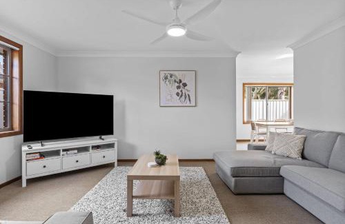 Fingal Bay House | Shoreline Retreat 900m to the beach